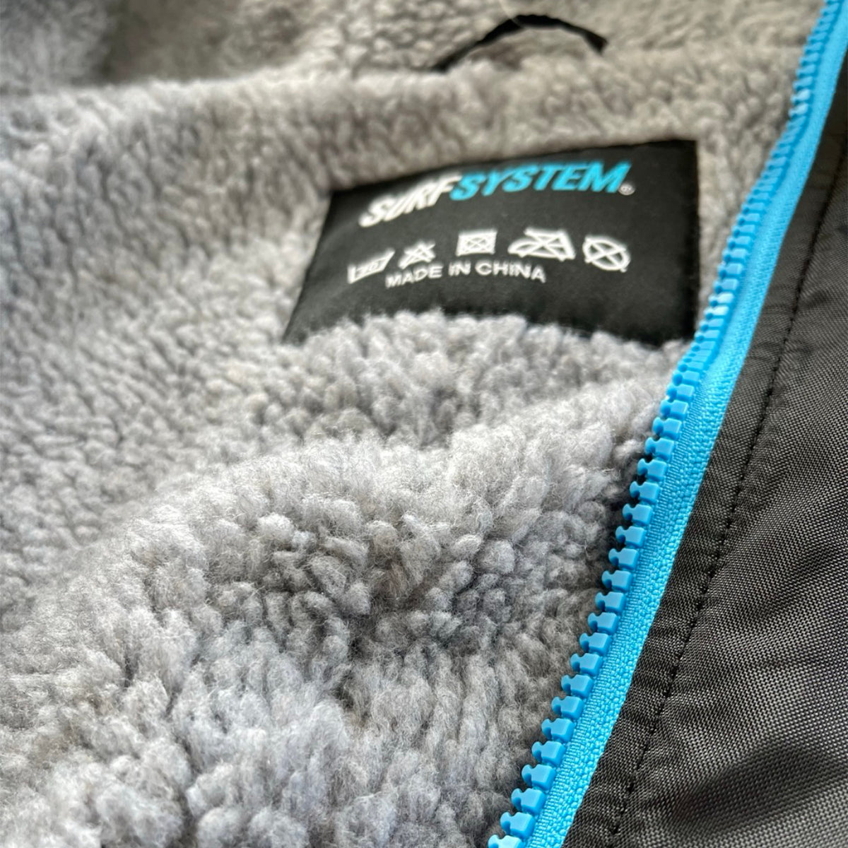 SURF SYSTEM - Poncho de invierno impermeable - Negro/Azul